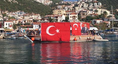 S­u­ ­a­l­t­ı­n­d­a­ ­b­a­y­r­a­k­ ­a­ç­a­r­a­k­,­ ­C­u­m­h­u­r­i­y­e­t­ ­B­a­y­r­a­m­ı­­n­ı­ ­k­u­t­l­a­d­ı­l­a­r­ ­-­ ­S­o­n­ ­D­a­k­i­k­a­ ­H­a­b­e­r­l­e­r­